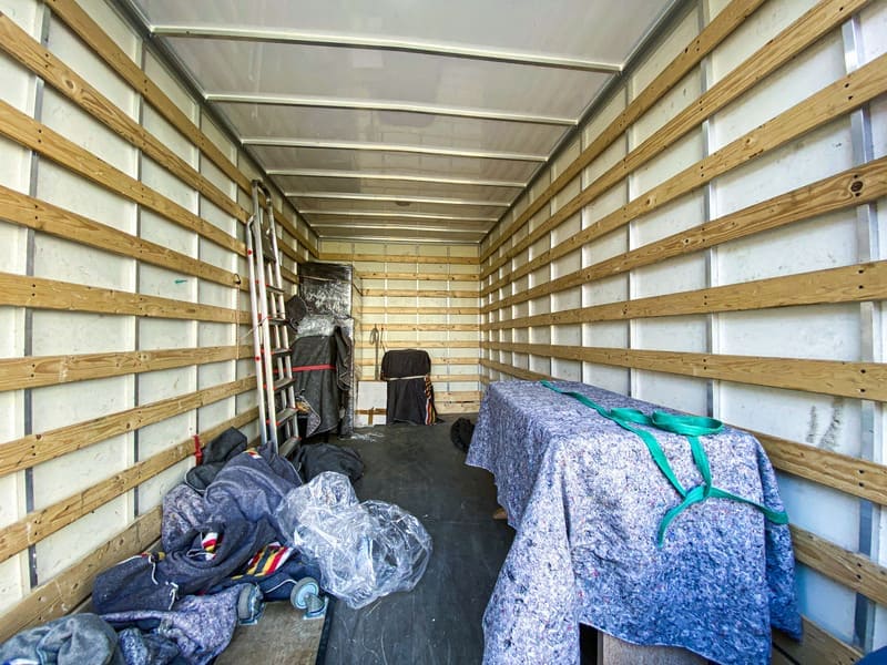 interior del camion de mudanzas